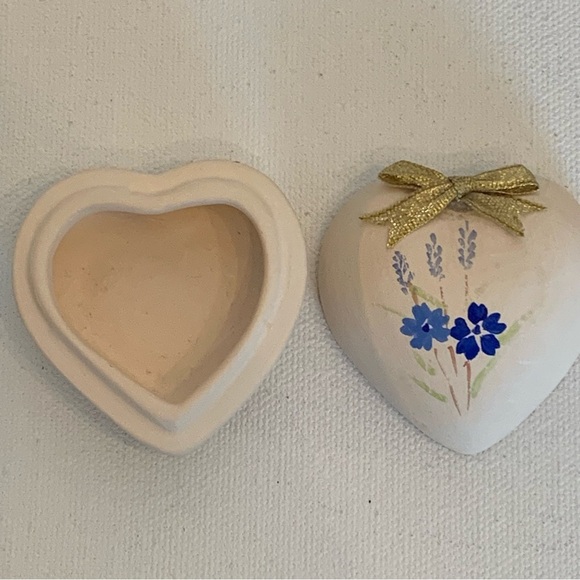Heart Shaped Bisque Porcelain Trinket Box Blue Flowers Gold Bow Lid Vintage 2"x2 - Picture 6 of 14
